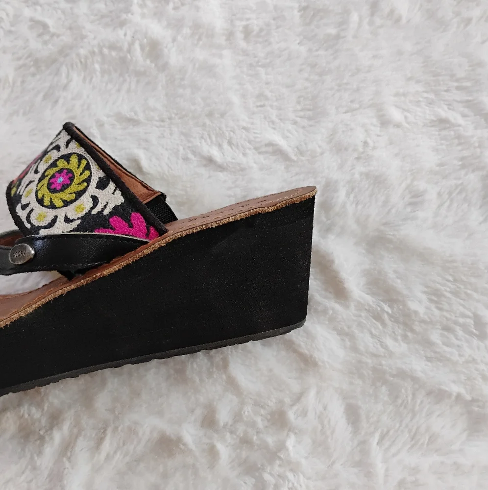 Acorn ArtWalk Leather Multi-Colored Woven Floral Boho Wedge Sandals